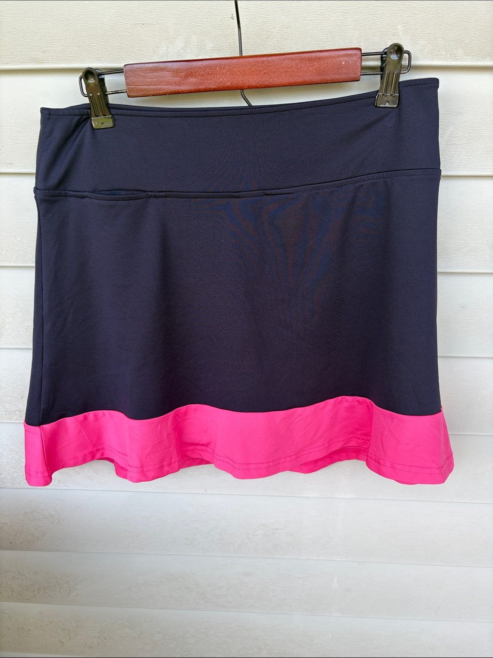 Golftini Women's Black Skirt with Pink Hem. Size Large.